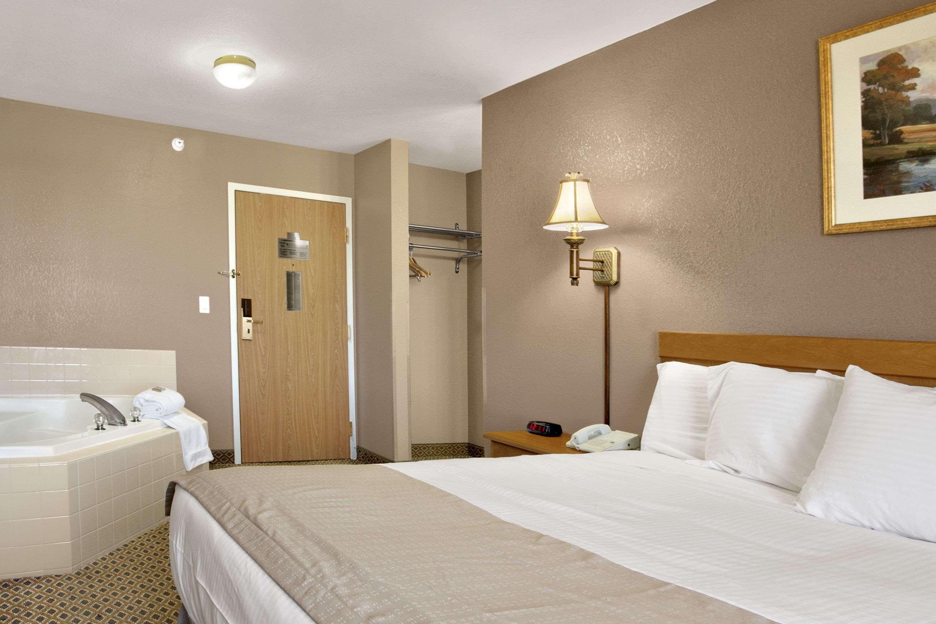 Baymont By Wyndham Jacksonville Exterior photo
